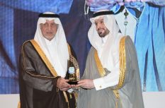 الأمير/ خالد الفيصل يكرم مشاركة المالية على رعايتها لحفل أكثر 100 علامة تجارية رواجاً