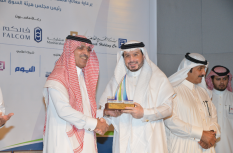 رئيس هيئة السوق المالية يكرم مشاركة على رعايتها لملتقى تحول الشركات العائلية